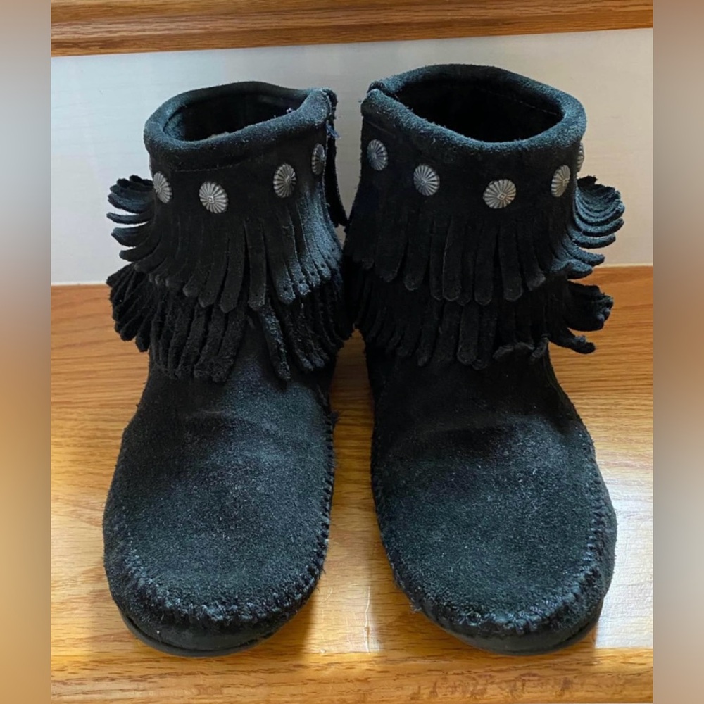 Minnetonka Black Leather Fringe Moccasins Size 7